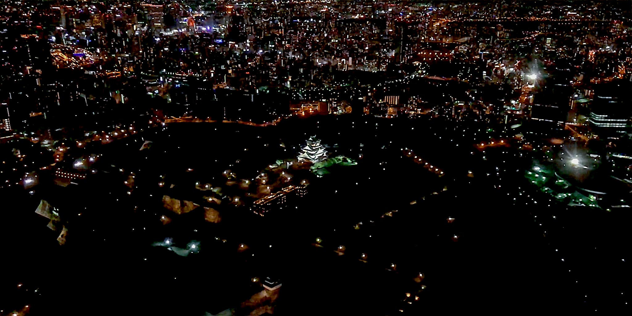 ヘリコプターで大阪上空から見る大阪城の夜景