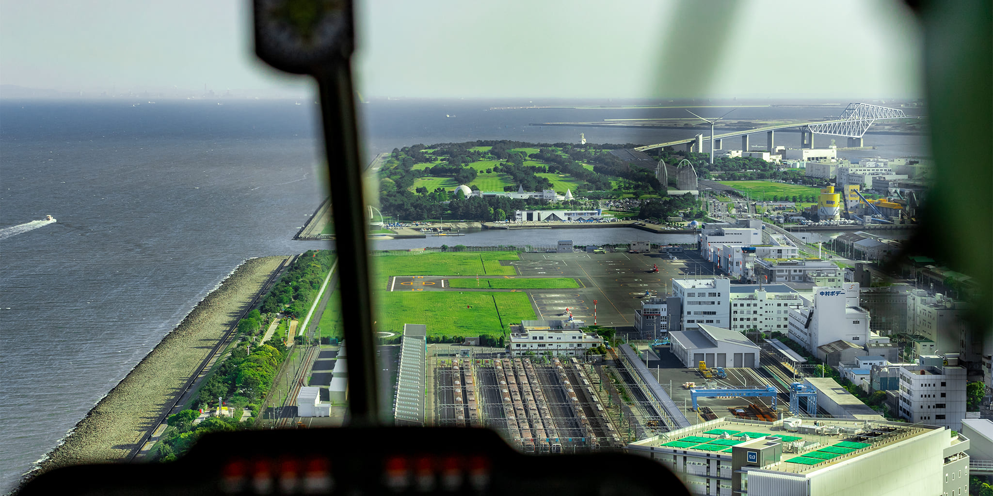 ヘリコプターで東京上空をフライトして見える東京ヘリポート