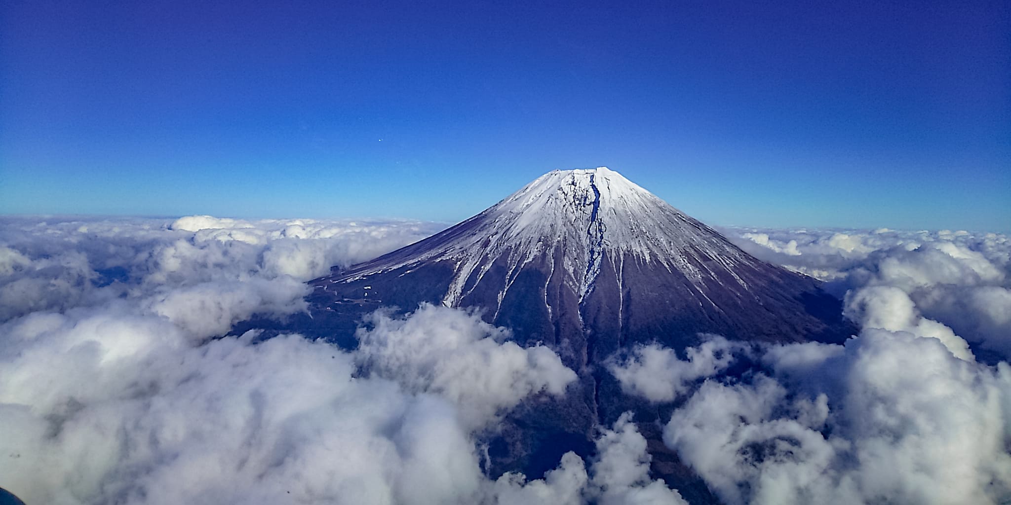 ヘリコプターで東京上空をフライトして見える富士山